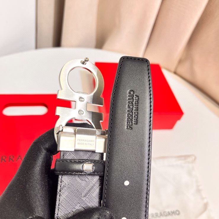 Ferragamo 双面皮带饰有明缝针迹，融蕴休闲魅力。双色设计灵活演绎多变造型；一面为光滑牛皮，另一面