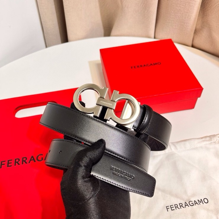 Ferragamo 双面皮带饰有明缝针迹，融蕴休闲魅力。双色设计灵活演绎多变造型；一面为光滑牛皮，另一面