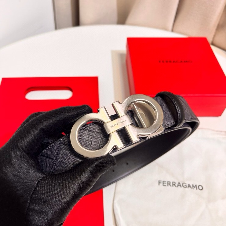 Ferragamo 双面皮带饰有明缝针迹，融蕴休闲魅力。双色设计灵活演绎多变造型；一面为光滑牛皮，另一面