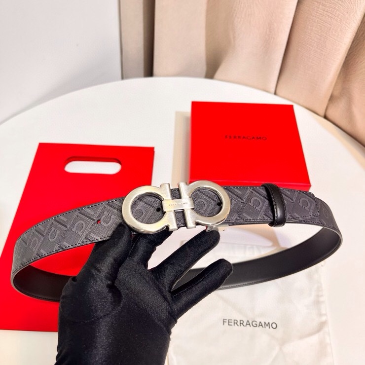 Ferragamo 双面皮带饰有明缝针迹，融蕴休闲魅力。双色设计灵活演绎多变造型；一面为光滑牛皮，另一面