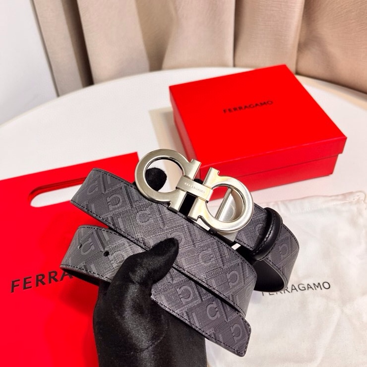 Ferragamo 双面皮带饰有明缝针迹，融蕴休闲魅力。双色设计灵活演绎多变造型；一面为光滑牛皮，另一面