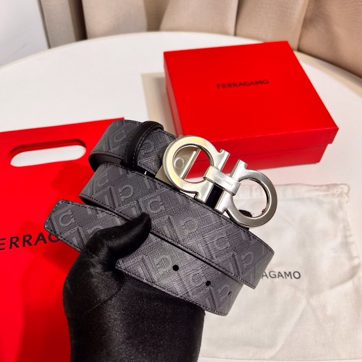 Ferragamo 双面皮带饰有明缝针迹，融蕴休闲魅力。双色设计灵活演绎多变造型；一面为光滑牛皮，另一面