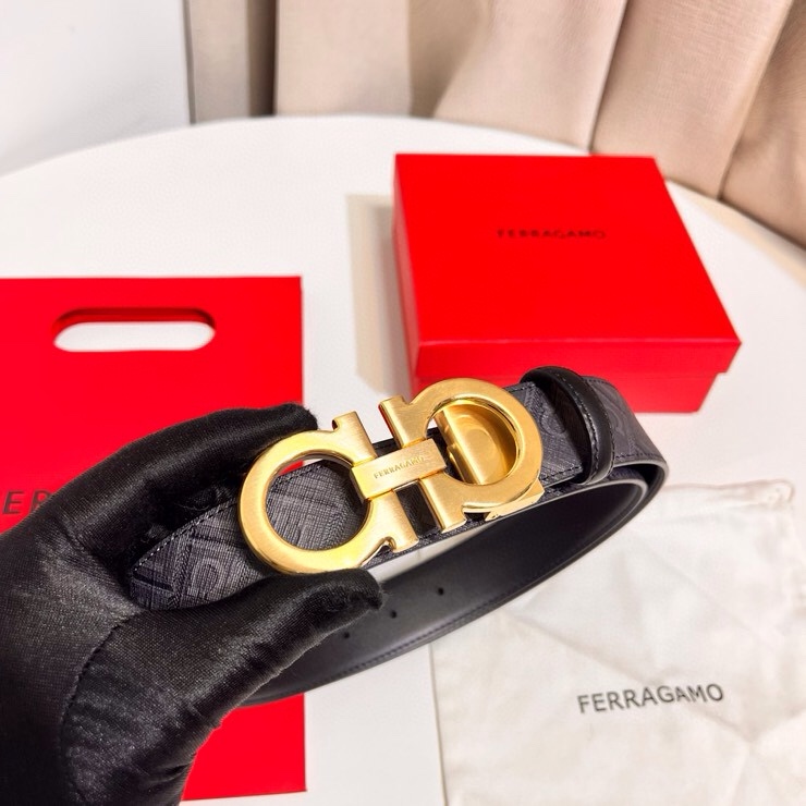 Ferragamo 双面皮带饰有明缝针迹，融蕴休闲魅力。双色设计灵活演绎多变造型；一面为光滑牛皮，另一面