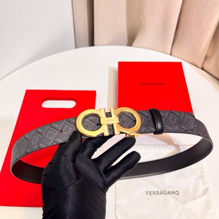 Ferragamo 双面皮带饰有明缝针迹，融蕴休闲魅力。双色设计灵活演绎多变造型；一面为光滑牛皮，另一面