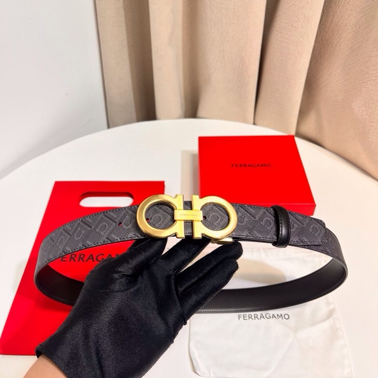 Ferragamo 双面皮带饰有明缝针迹，融蕴休闲魅力。双色设计灵活演绎多变造型；一面为光滑牛皮，另一面