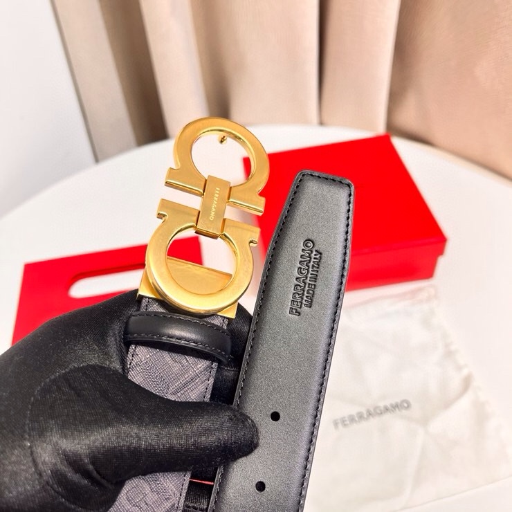 Ferragamo 双面皮带饰有明缝针迹，融蕴休闲魅力。双色设计灵活演绎多变造型；一面为光滑牛皮，另一面