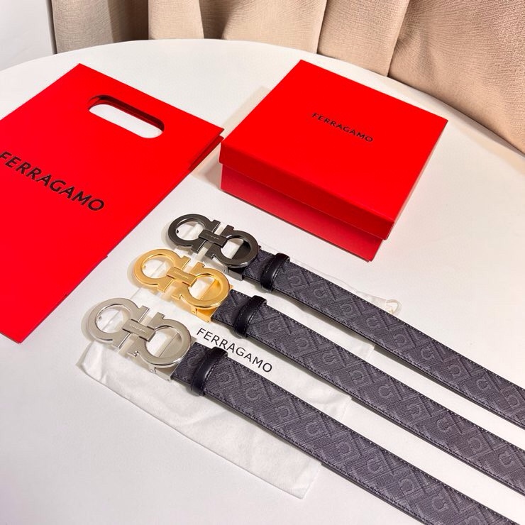 Ferragamo 双面皮带饰有明缝针迹，融蕴休闲魅力。双色设计灵活演绎多变造型；一面为光滑牛皮，另一面