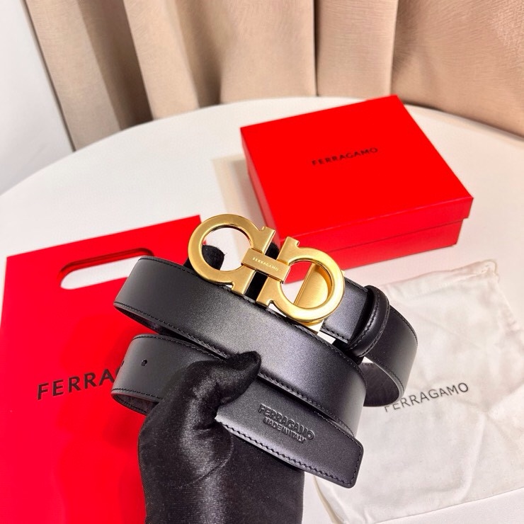 Ferragamo 双面皮带饰有明缝针迹，融蕴休闲魅力。双色设计灵活演绎多变造型；一面为光滑牛皮，另一面