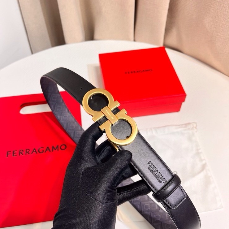 Ferragamo 双面皮带饰有明缝针迹，融蕴休闲魅力。双色设计灵活演绎多变造型；一面为光滑牛皮，另一面