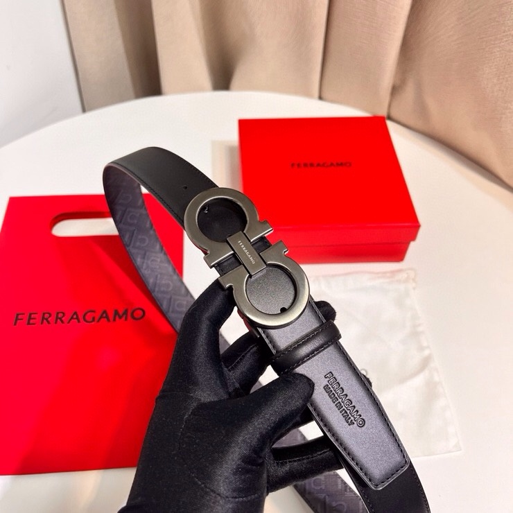 Ferragamo 双面皮带饰有明缝针迹，融蕴休闲魅力。双色设计灵活演绎多变造型；一面为光滑牛皮，另一面