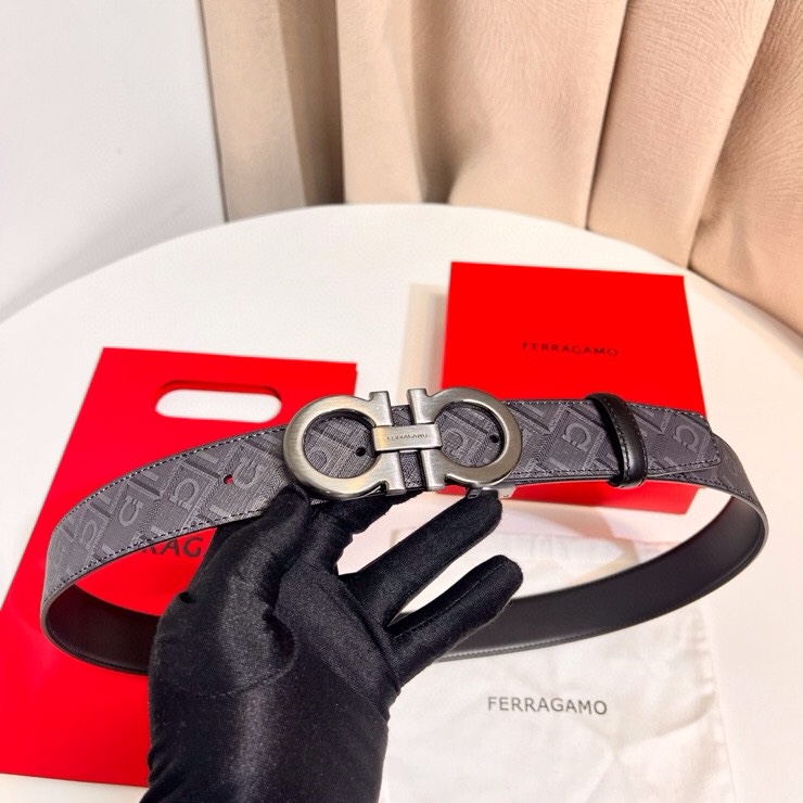 Ferragamo 双面皮带饰有明缝针迹，融蕴休闲魅力。双色设计灵活演绎多变造型；一面为光滑牛皮，另一面