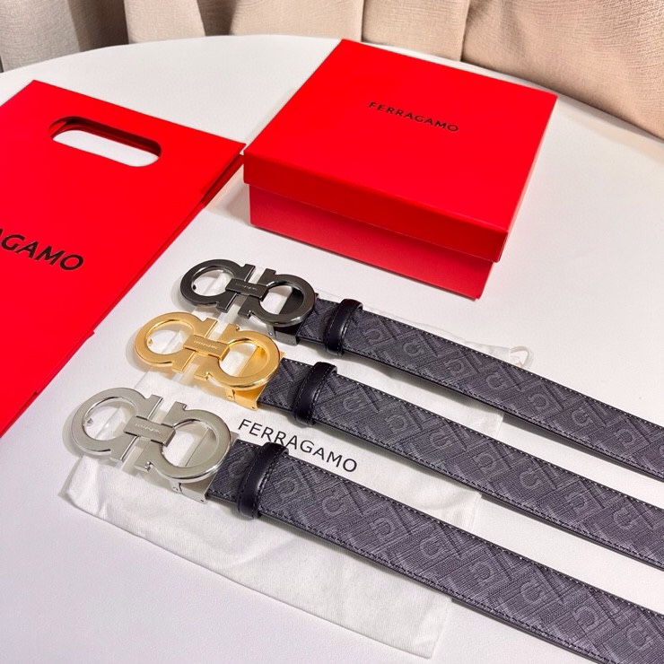 Ferragamo 双面皮带饰有明缝针迹，融蕴休闲魅力。双色设计灵活演绎多变造型；一面为光滑牛皮，另一面