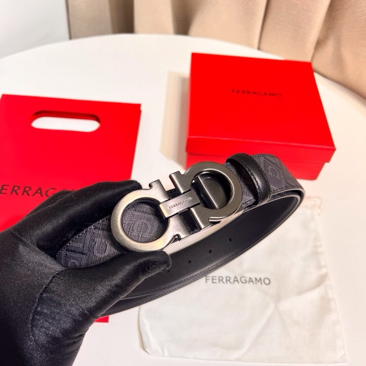 Ferragamo 双面皮带饰有明缝针迹，融蕴休闲魅力。双色设计灵活演绎多变造型；一面为光滑牛皮，另一面