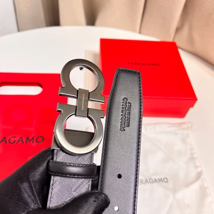 Ferragamo 双面皮带饰有明缝针迹，融蕴休闲魅力。双色设计灵活演绎多变造型；一面为光滑牛皮，另一面