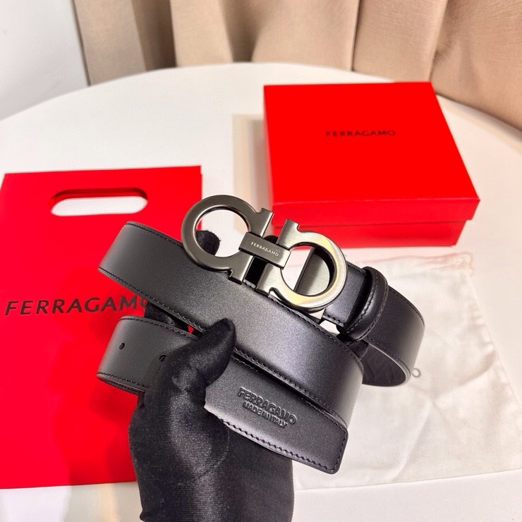 Ferragamo 双面皮带饰有明缝针迹，融蕴休闲魅力。双色设计灵活演绎多变造型；一面为光滑牛皮，另一面