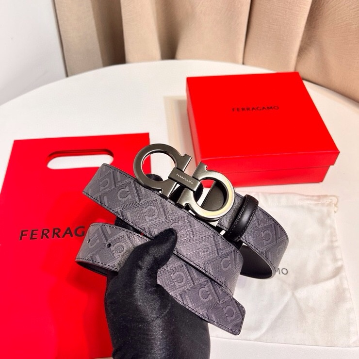 Ferragamo 双面皮带饰有明缝针迹，融蕴休闲魅力。双色设计灵活演绎多变造型；一面为光滑牛皮，另一面