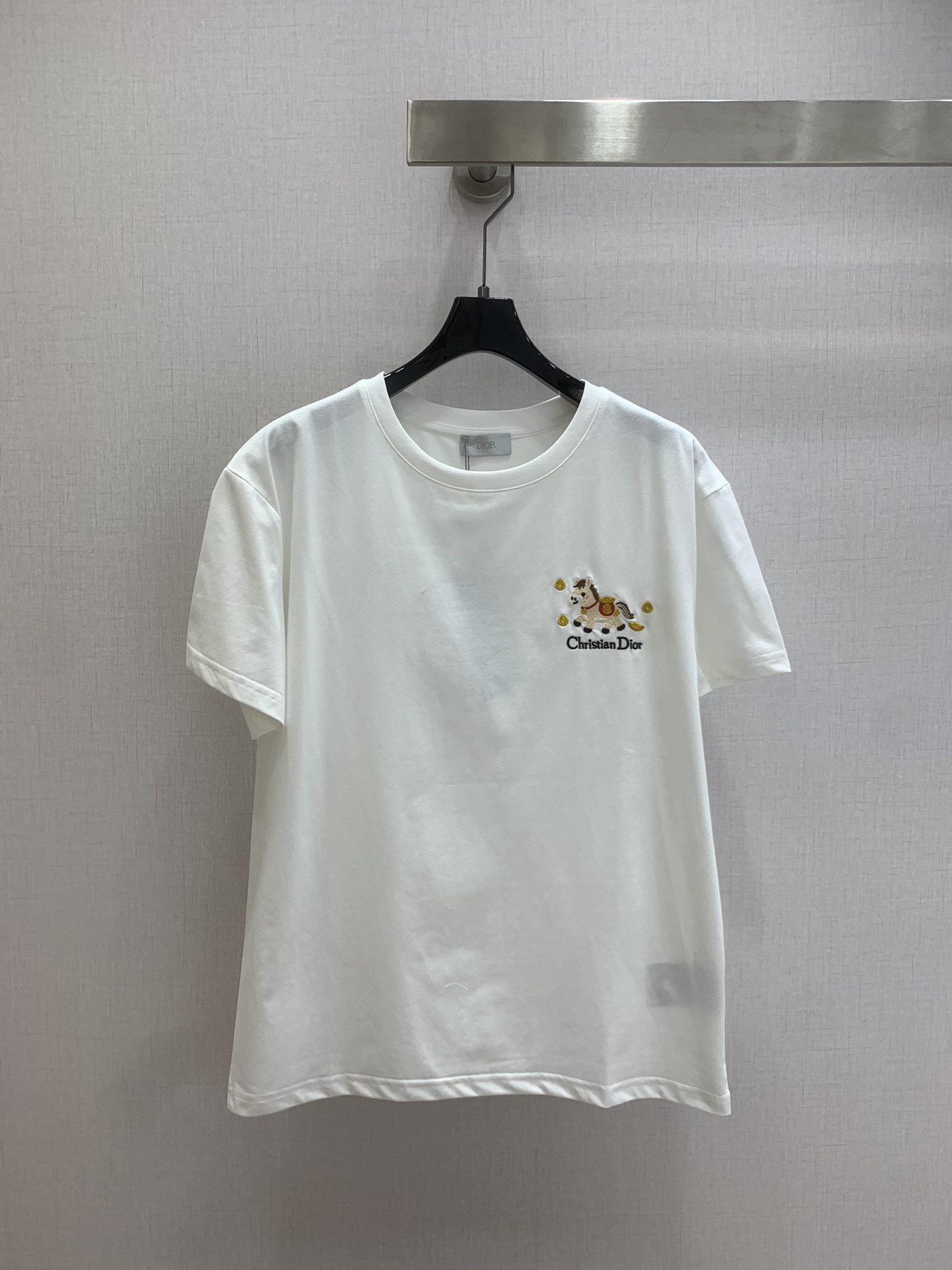 NO:729771,Highly recommended 26 early spring new style pony embroidered short-sleeved T-shirt, made of pure cotton, soft and comfortable, super friendly for daily wear!  Small zebra embroidery + brand logo on the chest, childlike and advanced loose round neck design, simple and versatile, can be worn alone or layered, and can easily cope with various occasions. The embroidery details are exquisite, highlighting the brand craftsmanship, and full of fashion sense. It is a must-have item for trendy wear!  Three colors SML code high quality ABC, T-shirt, tees, t-shirt,19860909强烈推荐 26早春新款 小马绣品短袖T恤,采用纯棉材质,柔软舒适,日常穿着超友好！胸前小斑马刺绣+品牌标识,童趣又高级宽松圆领设计,简约百搭,单穿或内搭都很OK,轻松应对多种场合.刺绣细节精致,彰显品牌工艺,时尚感满满,是潮流穿搭必备单品！三个色 SML码 高品质ABC,,T-shirt,tees，t-shirt,,Women's clothing