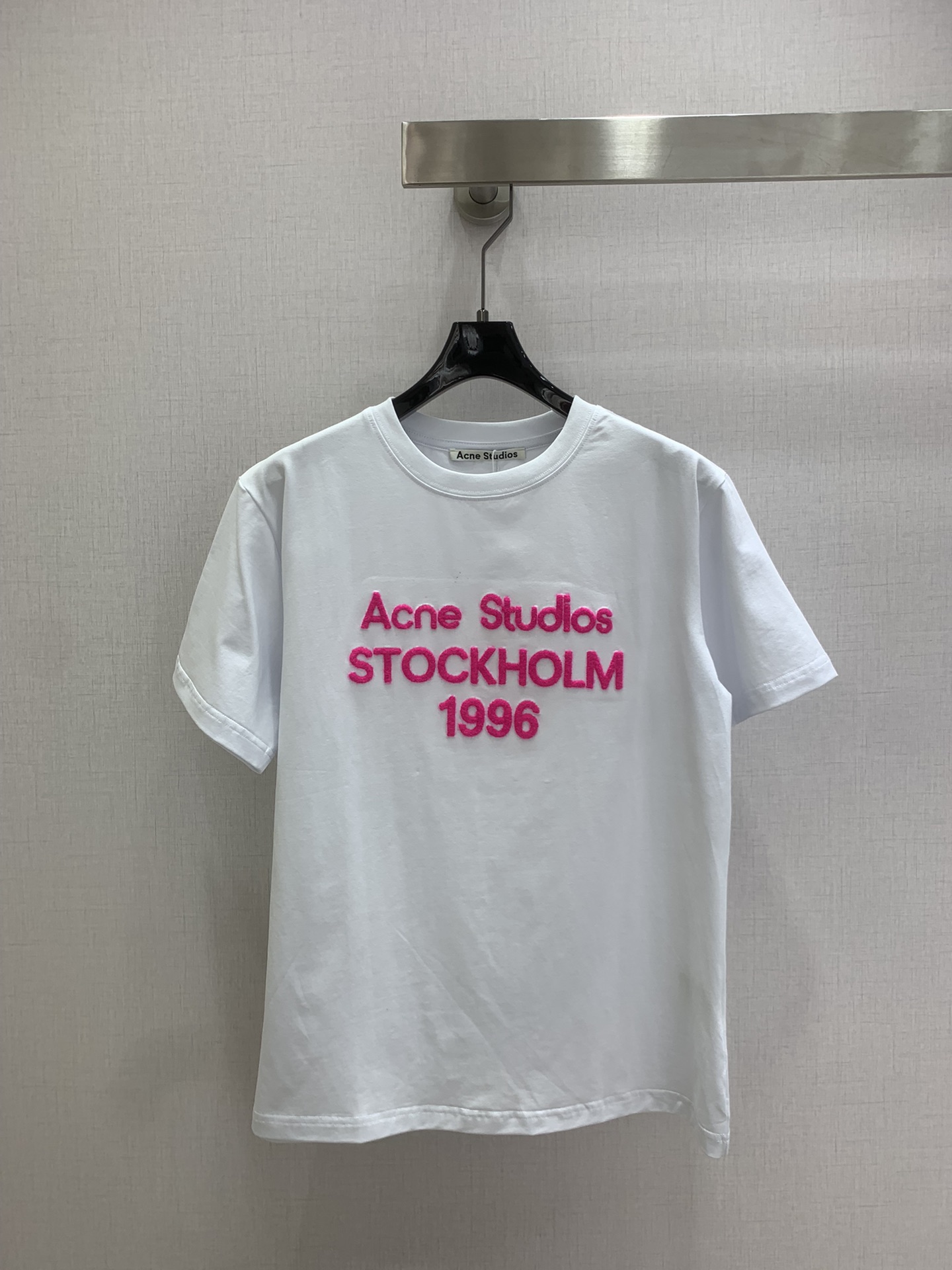 NO:729727,Highly recommended 26 early spring new style short-sleeved T-shirt with flocked letters, white cotton material, rose red flocked letters on the front, soft touch, three-dimensional simple design + classic logo, super versatile for daily wear, great to wear alone or layered!  New Year limited edition, full of collection value, fashion lovers must buy two colors SMLXL code, high quality ABC, T-shirt, tees, t-shirt,19860909强烈推荐 26早春新款 植绒字母短袖T恤,白色纯棉材质,正面玫红植绒字母,触感柔软有立体感简约设计+经典Logo,日常穿搭超百搭,单穿或叠穿都很出彩！新春限定,收藏价值满满,时尚爱好者必入两个色 SMLXL码 高品质ABC,,T-shirt,tees，t-shirt,,Women's clothing