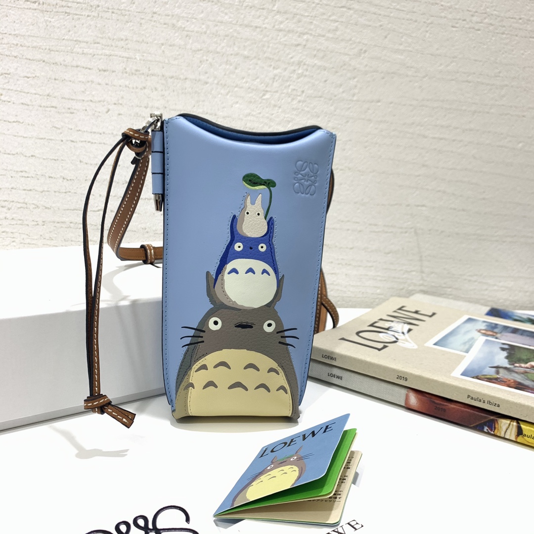 NO:718263,The limited edition 'gate ocket' Totoro series is made of classic calfskin, using precise cutting technology and inlay technology. Its smart and exquisite design is more dazzling. Model No. 89069, size 8*19*4 (note that since the Totoro pattern is hand-inlaid and spliced, it is normal to have gaps and skin flakes on the leather), Loewe wallet, loewe, wallets, cowhide19860909限量款“ gate ocket”龙猫系列 选用经典小牛皮制作,采用精确的切割技术,以镶嵌工艺制成,其灵动、精致的设计,更加光彩夺目. 款号89069,尺寸8*19*4（注意 由于龙猫图案是手工镶嵌拼接的, 有缝隙、 皮料有皮屑属于正常现象）,罗意威钱包,loewe,wallets,cowhide,欧美剧