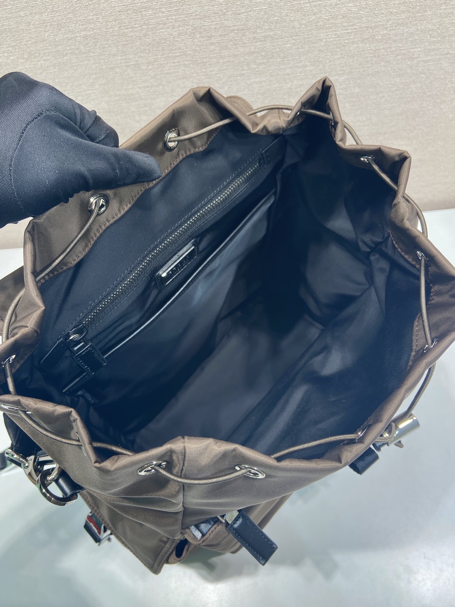 🎉新款双肩包🎉2VZ118🎉👌 这款Explore手袋完美融合了高雅与功能性,拥有柔和线条的多口袋轮廓。专为城市探索和户 🎉新款双肩包🎉2VZ118🎉👌 这款Explore手袋完美融合了高雅与功能性,拥有柔和线条的多口袋轮廓。专为城市探索和户