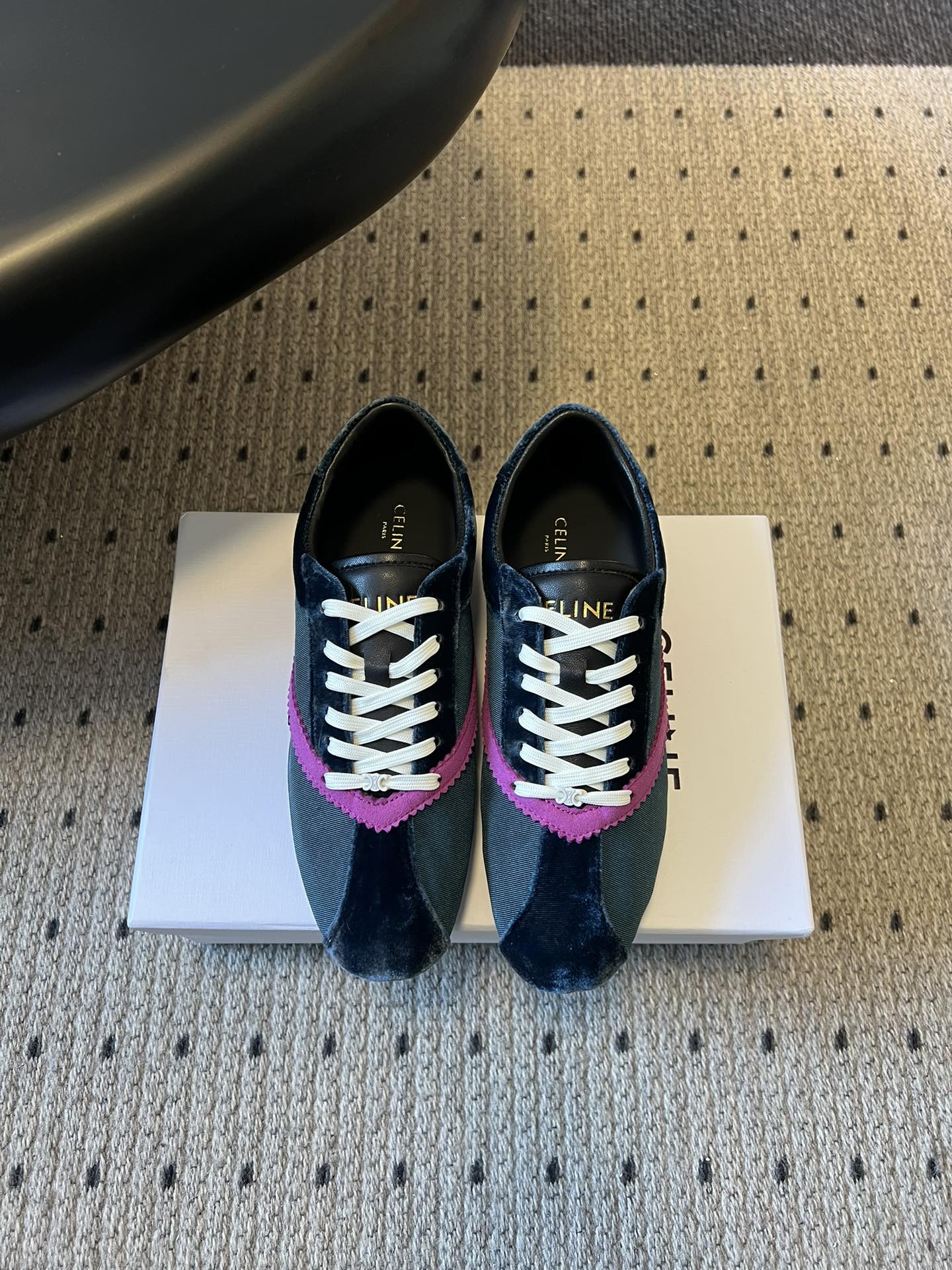 NO:759079,Celin*26ss new early spring flat ballet sneakers and casual shoes include flat ballet shoes and thick-soled casual shoes. The former are elegant and refined, while the latter are both comfortable and trendy, meeting the needs of different scenes. The shoe body is made of soft lambskin, and the toe is made of glossy patent leather, which is delicate and wear-resistant, with both breathability and gloss. Fatigue.  It can be paired with jeans, suit pants, dresses and other items, and is suitable for commuting, leisure, light social and other occasions. It can not only create a smart and sophisticated workplace look, but also create a casual and relaxed daily atmosphere with thick-soled models. It is an iconic item that is both practical and high-end. The upper is Shantung silk/cow suede, and the lining is sheepskin. The original rubber sole is increased by 2cm.  size 35-40 (customized size 40 is non-returnable), casual shoes/sports shoes, celine, sneakers, skirts, jeans, business suit, sheepskin19860909Celin*26ss早春新品平底芭蕾舞运动鞋休闲鞋 包含平底芭蕾鞋与厚底休闲鞋两款,前者优雅精致,后者兼具舒适与潮流感,满足不同场景需求.鞋身采用柔软小羊皮,鞋头使用亮面漆皮,触感细腻且耐磨,兼具透气性与光泽感. 疲劳. 可搭配牛仔裤、西装裤、连衣裙等单品,适配通勤、休闲、轻社交等多种场合.既能打造干练精致的职场造型,也能通过厚底款营造随性松弛的日常氛围,是兼具实用性与高级感的标志性单品. 鞋面山东绸/牛反绒 内里羊皮 大底原版橡胶底 增高2cm size35-40码（40码定制不退换）,休闲鞋/运动鞋,celine,sneakers,skirts,jeans,business suit,sheepskin,Women's Shoes