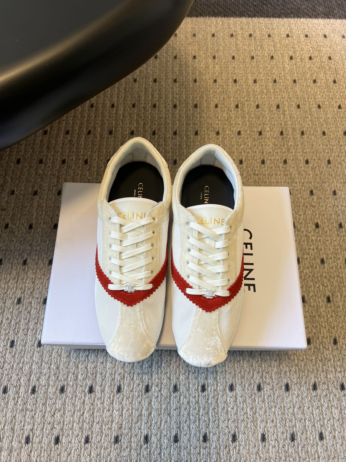 NO:724311,Top quality Celin*26ss new early spring flat ballet sneakers and casual shoes, including flat ballet shoes and thick-soled casual shoes, the former is elegant and refined, the latter is both comfortable and trendy, meeting the needs of different scenes. The shoe body is made of soft lambskin, and the toe is made of glossy patent leather, which is delicate and wear-resistant, breathable and shiny. Fatigue.  It can be paired with jeans, suit pants, dresses and other items, and is suitable for commuting, leisure, light social and other occasions. It can not only create a smart and sophisticated workplace look, but also create a casual and relaxed daily atmosphere with thick-soled models. It is an iconic item that is both practical and high-end. The upper is Shantung silk/cow suede, and the lining is sheepskin. The original rubber sole is increased by 2cm.  size 35-40 (customized size 40 is non-returnable), casual shoes/sports shoes, celine, sneakers, skirts, jeans, business suit, sheepskin19860909顶级品质 Celin*26ss早春新品平底芭蕾舞运动鞋休闲鞋 包含平底芭蕾鞋与厚底休闲鞋两款,前者优雅精致,后者兼具舒适与潮流感,满足不同场景需求.鞋身采用柔软小羊皮,鞋头使用亮面漆皮,触感细腻且耐磨,兼具透气性与光泽感. 疲劳. 可搭配牛仔裤、西装裤、连衣裙等单品,适配通勤、休闲、轻社交等多种场合.既能打造干练精致的职场造型,也能通过厚底款营造随性松弛的日常氛围,是兼具实用性与高级感的标志性单品. 鞋面山东绸/牛反绒 内里羊皮 大底原版橡胶底 增高2cm size35-40码（40码定制不退换）,休闲鞋/运动鞋,celine,sneakers,skirts,jeans,business suit,sheepskin,Women's Shoes