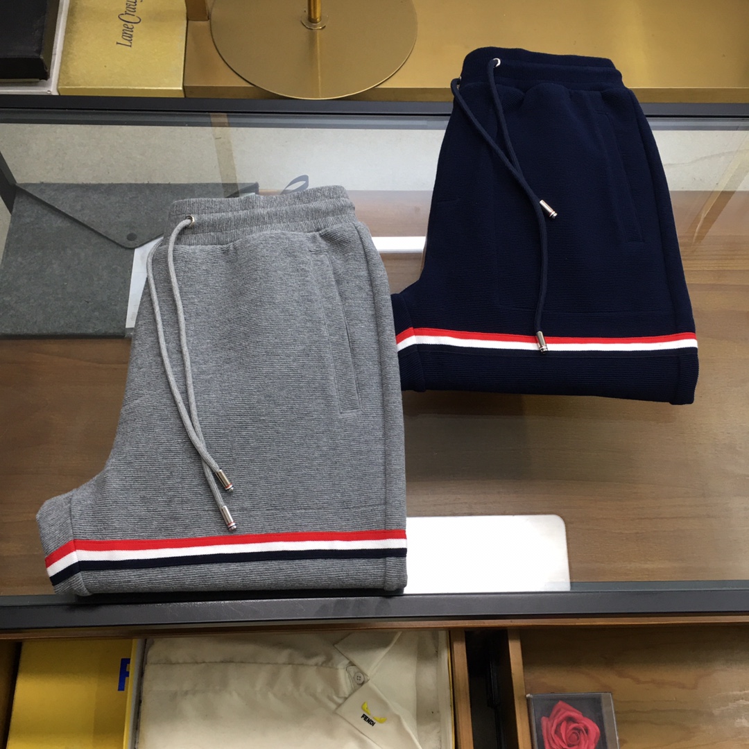 NO:728017,New product [T.B] 2026 Spring/Summer/SS T*B three-color logo grosgrain webbing heavy straight rib fabric sports and casual trousers. Exclusively customized heavyweight straight rib fabric, unparalleled texture, with iconic three-color grosgrain stripes on the legs, college style original custom hardware and pendants, long legs, classic style, full of practicality. Medium gray, navy blue M-3XL,,19860909新品【T.B】 2026春夏/SS T*B三色标志罗缎织带重磅直棱纹面料运动休闲长裤 独家定制克重磅直棱纹面料,质感无与伦比,腿部搭配标志性三色罗缎条纹,扑面而来的学院风原装定制五金与吊坠,版型大长腿既视感,衣柜必备经典款式,实用度拉满 中灰色,藏蓝Ｍ-3XL,,,Men's clothing