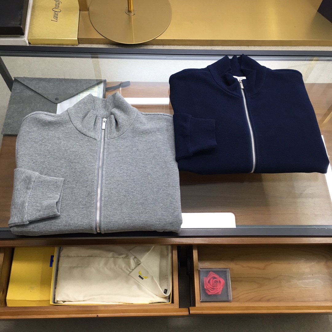 NO:728022,New product [TB] 2026 Spring/Summer/SS T*B three-color logo grosgrain armband heavy straight rib fabric zipper jacket Exclusively customized heavyweight straight rib fabric, unparalleled texture, both sides of the sleeves with iconic three-color grosgrain stripe armbands, collegiate style original custom hardware zippers and pendants, wardrobe must-have classic style Navy blue, gray M-3XL,, jackets & coats,19860909新品【TB】 2026春夏/SS T*B三色标志罗缎臂章重磅直棱纹面料拉链外套 独家定制克重磅直棱纹面料,质感无与伦比,两边袖子搭配标志性三色罗缎条纹臂章,扑面而来的学院风原装定制五金拉链与吊坠,衣柜必备经典款式 藏蓝,灰色Ｍ-3XL,,jackets & coats,,Men's clothing