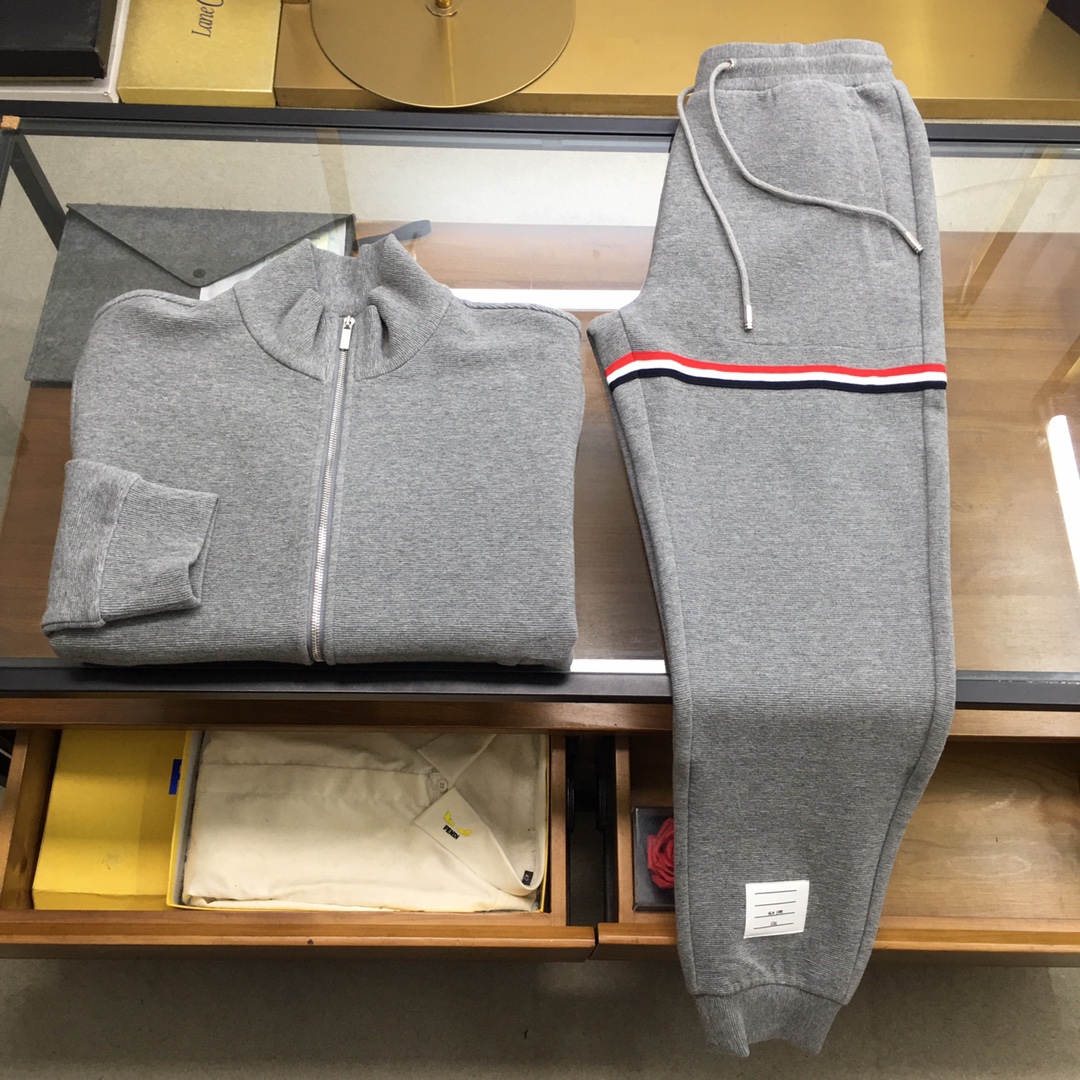 NO:728029,New suit jacket and pants P [TB] for sale 2026 Spring/Summer/SS T*B three-color logo grosgrain armbands Heavy straight rib fabric zipper jacket and trousers suit Exclusively customized heavyweight straight rib fabric, unparalleled texture, both sleeves with iconic three-color grosgrain striped armbands, college style original custom hardware zippers and pendants, wardrobe must-have classic styles Navy blue, gray M-3XL,, jackets & coats,19860909新品套装外套裤P【TB】拆卖 2026春夏/SS T*B三色标志罗缎臂章重磅直棱纹面料拉链外套裤子套装 独家定制克重磅直棱纹面料,质感无与伦比,两边袖子搭配标志性三色罗缎条纹臂章,扑面而来的学院风原装定制五金拉链与吊坠,衣柜必备经典款式 藏蓝,灰色Ｍ-3XL,,jackets & coats,,Men's clothing