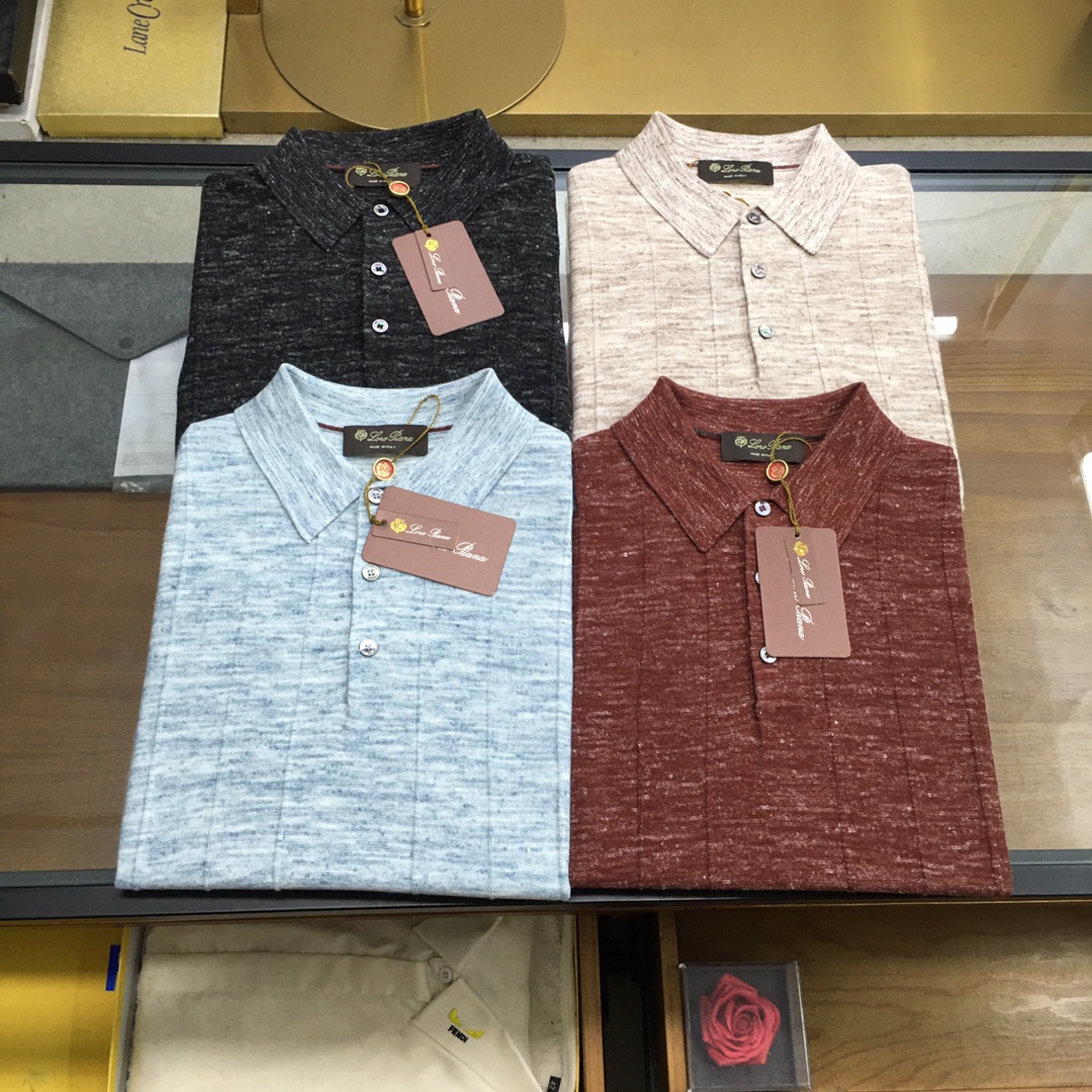NO:728035,New product [LP] 2026 new men's short-sleeved lapel shirts are presented. Imported Tencel knitted fabric is presented. The light and soft fabric is garment-dyed to create an elegant texture. Original customization. Imported yarn dyeing. Customized ribbed collar. Customized ribbing.  The classic style softens the inherent sportiness of the clothes. The versatile style makes it very suitable for single wear, and all accessories are provided by customers. Made of customer-supplied yarn, the thickness is the same as that of regular beaded fabrics. It is cool and breathable, skin-friendly and delicate, not sweaty, and super comfortable. The solid color design is overall stylish and suitable for leisure and business!  Size M-3XL (48-56),,loro piana,T-shirt,19860909新品【LP】年后 2026新款男士翻领衫短袖 进口天丝针织面料呈现.轻盈柔软的面料经过成衣染色,营造出优雅纹理,原版定制 进口纱线色染 定制罗纹领口 定制罗纹 经典让衣服与生俱有的运动气息得以柔和.百搭风范令其非常适合单穿,所有辅料全部客供.客供纱制作,厚度和常规珠地一样,凉爽透气,亲肤细腻不闷汗,超级舒服.纯色设计款,整体就是大气时尚,休闲商务都即可！ 码数M-3XL（48-56）,,loro piana,T-shirt,,Men's clothing