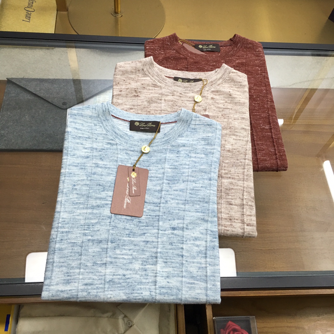 NO:728042,New product [LP] 2026 new men's round neck sweater short sleeves after the year. Imported Tencel knitted fabric is presented. The light and soft fabric is garment-dyed to create an elegant texture. Original customization. Imported yarn dyeing. Customized ribbed neckline. Customized ribbing.  The classic style softens the inherent sportiness of the clothes. The versatile style makes it very suitable for single wear, and all accessories are provided by customers. Made of customer-supplied yarn, the thickness is the same as that of regular beaded fabrics. It is cool and breathable, skin-friendly and delicate, not sweaty, and super comfortable. The solid color design is overall stylish and suitable for leisure and business!  Size M-3XL (48-56),,loro piana,T-shirt,19860909新品【LP】年后 2026新款男士圆领针织衫短袖 进口天丝针织面料呈现.轻盈柔软的面料经过成衣染色,营造出优雅纹理,原版定制 进口纱线色染 定制罗纹领口 定制罗纹 经典让衣服与生俱有的运动气息得以柔和.百搭风范令其非常适合单穿,所有辅料全部客供.客供纱制作,厚度和常规珠地一样,凉爽透气,亲肤细腻不闷汗,超级舒服.纯色设计款,整体就是大气时尚,休闲商务都即可！ 码数M-3XL（48-56）,,loro piana,T-shirt,,Men's clothing