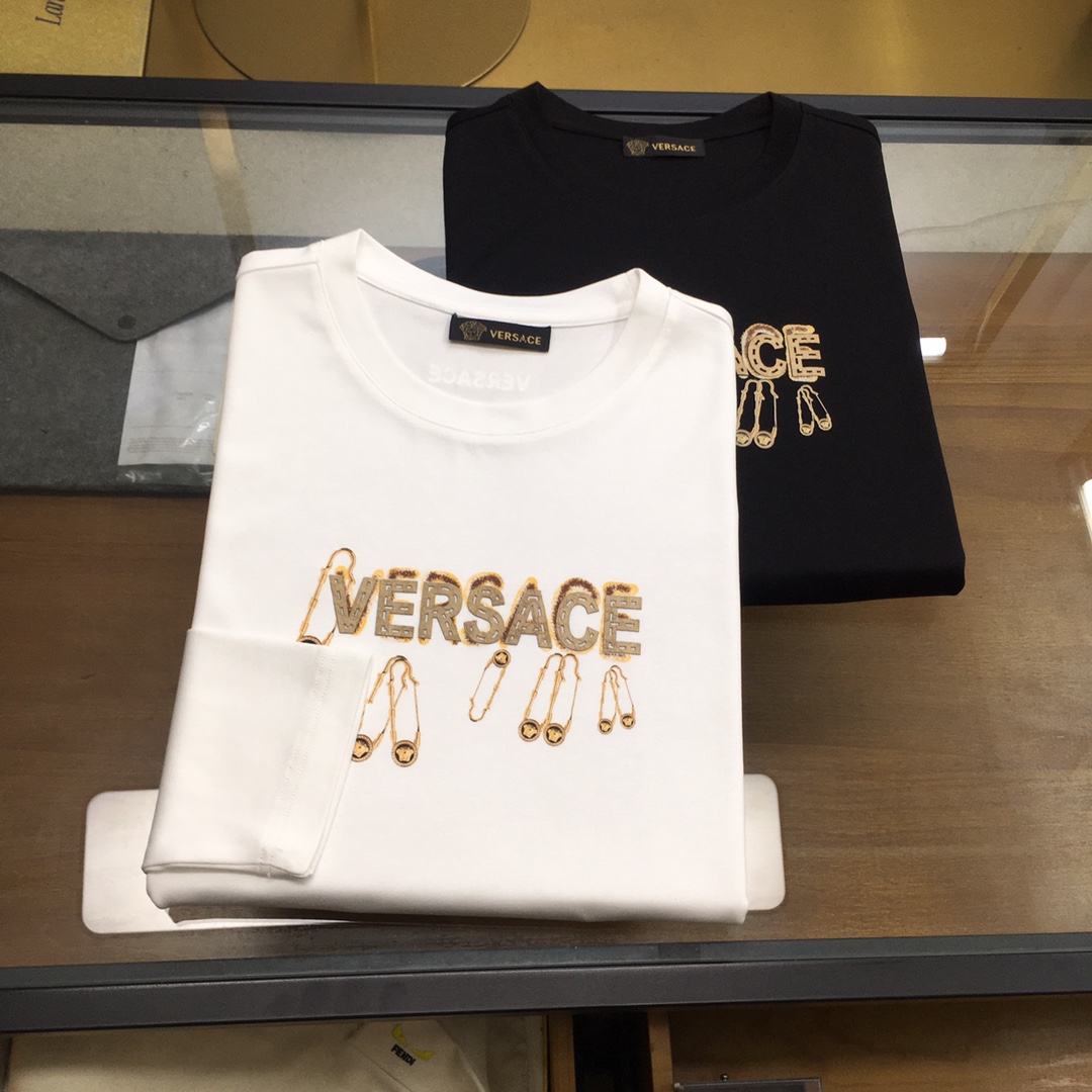 NO:728012,New product [Versac...] 2026 season new counter product, casual long-sleeved T-shirt [base], product from top trading company, heavyweight high-end products, Italian origin, perfect and first-class appearance!  A single product with a strong sense of craftsmanship and logo design, which brings fashion aesthetics to the extreme. It is quite artistic and made of customized imported high-grade mercerized cotton material!  The fabric is soft and comfortable!  The details are designed in place, the construction is very unique and clever, the whole body is clean and neat, the lines are simple and elegant. It can be worn alone or as a base layer!  Color: White Black Size: M-5XL [Please state your height and weight when placing an order], versace, tees, t-shirt,19860909新品【Versac...】 2026季专柜新品 休闲长袖T恤【打底】,顶级贸易公司货,重磅高端尖品,意大利原产 品相完美一流！工艺logo设计感超强的一款单品,将时装美学发挥到极致,相当有意境,定制进口高级丝光棉材质！面料柔软舒适！细节设计到位,非常别致巧妙的构建,通体干净利落,线条感简洁大方.单穿打底皆宜！ 颜色:白色 黑色 码数:M-5XL【下单请报身高体重】,,versace,tees，t-shirt,,Men's clothing