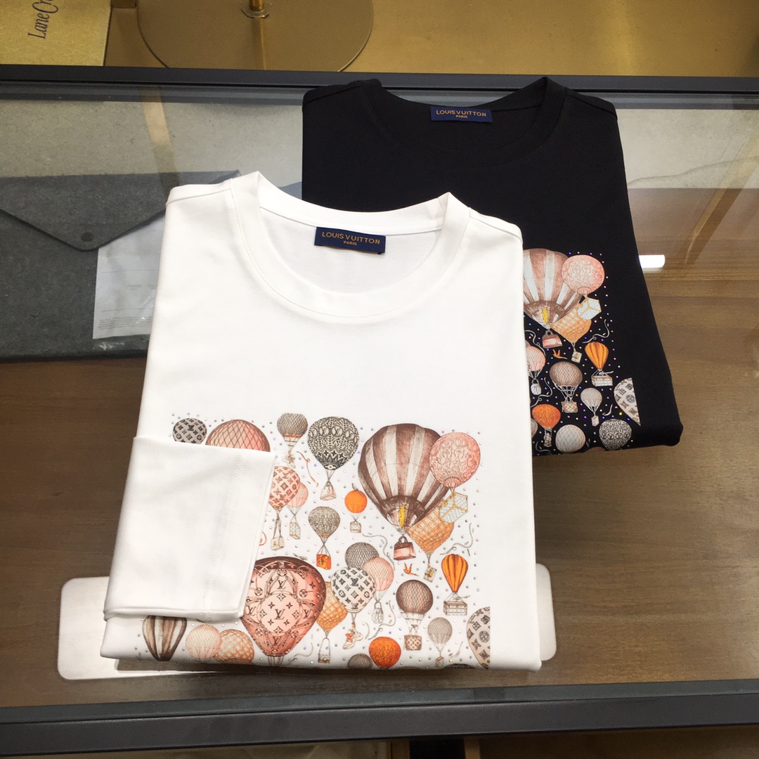 NO:728003,New product [L.v...] 2026 season new counter product, casual long-sleeved T-shirt [base], product from top trading company, heavy-duty high-end products, Italian origin, perfect and first-rate product!  A single product with a strong sense of craftsmanship and logo design, which brings fashion aesthetics to the extreme. It is quite artistic and made of customized imported high-grade mercerized cotton material!  The fabric is soft and comfortable!  The details are designed in place, the construction is very unique and clever, the whole body is clean and neat, the lines are simple and elegant. It can be worn alone or as a base layer!  Color: White Black Size: M-5XL [Please state your height and weight when placing an order], tees, t-shirt,19860909新品【L.v...】 2026季专柜新品 休闲长袖T恤【打底】,顶级贸易公司货,重磅高端尖品,意大利原产 品相完美一流！工艺logo设计感超强的一款单品,将时装美学发挥到极致,相当有意境,定制进口高级丝光棉材质！面料柔软舒适！细节设计到位,非常别致巧妙的构建,通体干净利落,线条感简洁大方.单穿打底皆宜！ 颜色:白色 黑色 码数:M-5XL【下单请报身高体重】,,tees，t-shirt,,Men's clothing