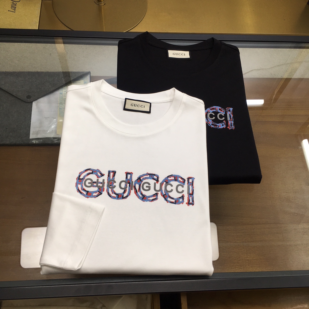 NO:727995,New product [Gu.ci...] 2026 season new counter product, casual long-sleeved T-shirt [base], product from top trading company, heavyweight high-end products, Italian origin, perfect and first-rate product!  A single product with a strong sense of craftsmanship and logo design, which brings fashion aesthetics to the extreme. It is quite artistic and made of customized imported high-grade mercerized cotton material!  The fabric is soft and comfortable!  The details are designed in place, the construction is very unique and clever, the whole body is clean and neat, the lines are simple and elegant. It can be worn alone or as a base layer!  Color: White Black Size: M-5XL [Please state your height and weight when placing an order], tees, t-shirt,19860909新品【Gu.ci...】 2026季专柜新品 休闲长袖T恤【打底】,顶级贸易公司货,重磅高端尖品,意大利原产 品相完美一流！工艺logo设计感超强的一款单品,将时装美学发挥到极致,相当有意境,定制进口高级丝光棉材质！面料柔软舒适！细节设计到位,非常别致巧妙的构建,通体干净利落,线条感简洁大方.单穿打底皆宜！ 颜色:白色 黑色 码数:M-5XL【下单请报身高体重】,,tees，t-shirt,,Men's clothing