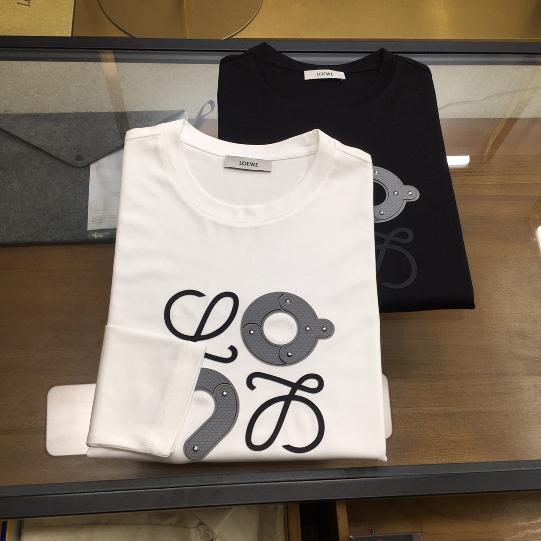 NO:727989,New product [Loew...] 2026 season new counter product, casual long-sleeved T-shirt [base], product from top trading company, heavy-duty high-end products, Italian origin, perfect and first-rate product!  A single product with a strong sense of craftsmanship and logo design, which brings fashion aesthetics to the extreme. It is quite artistic and made of customized imported high-grade mercerized cotton material!  The fabric is soft and comfortable!  The details are designed in place, the construction is very unique and clever, the whole body is clean and neat, the lines are simple and elegant. It can be worn alone or as a base layer!  Color: White Black Size: M-5XL [Please state your height and weight when placing an order], loewe, tees, t-shirt,19860909新品【Loew...】 2026季专柜新品 休闲长袖T恤【打底】,顶级贸易公司货,重磅高端尖品,意大利原产 品相完美一流！工艺logo设计感超强的一款单品,将时装美学发挥到极致,相当有意境,定制进口高级丝光棉材质！面料柔软舒适！细节设计到位,非常别致巧妙的构建,通体干净利落,线条感简洁大方.单穿打底皆宜！ 颜色:白色 黑色 码数:M-5XL【下单请报身高体重】,,loewe,tees，t-shirt,,Men's clothing