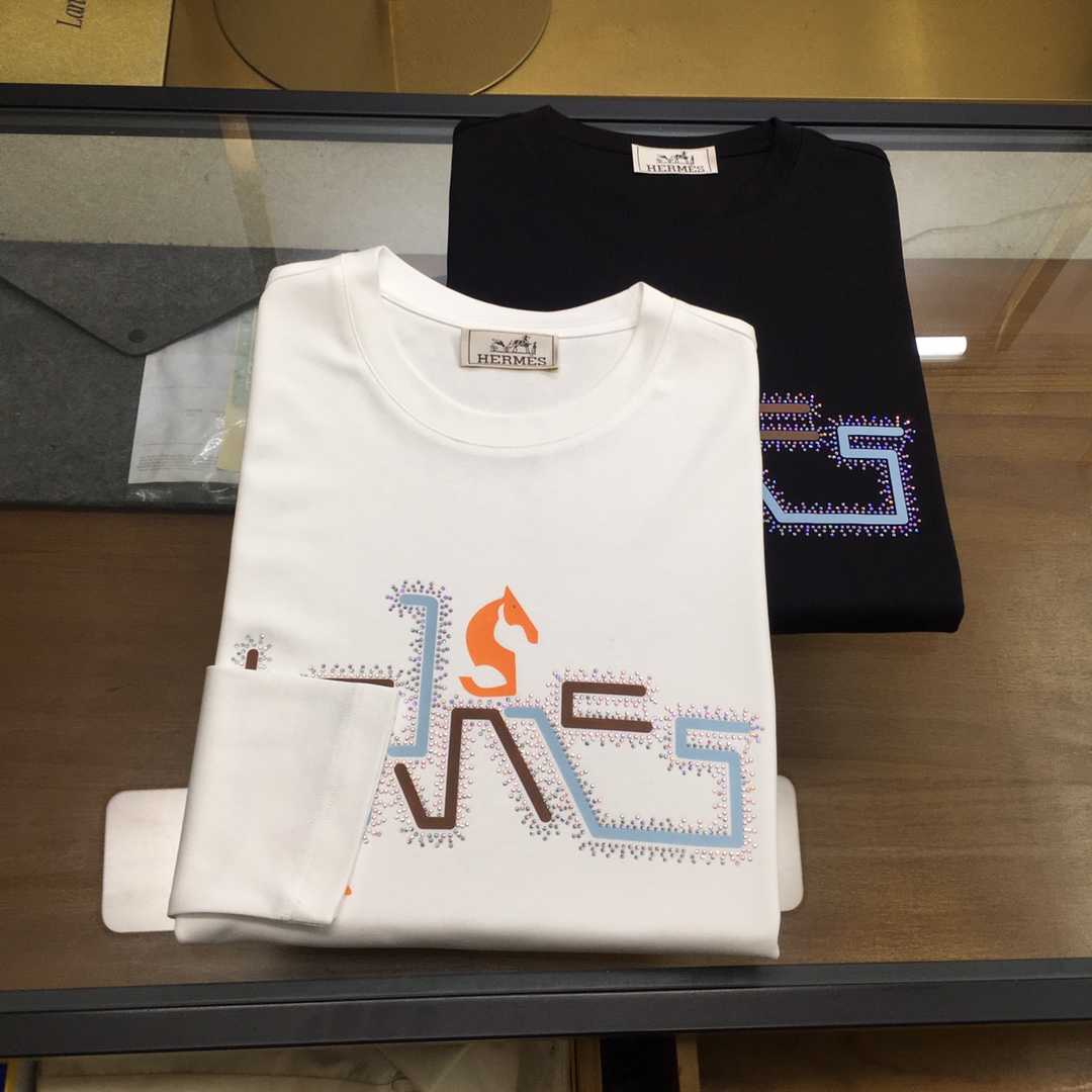 NO:727984,New product [Love...] 2026 season counter new product casual long-sleeved T-shirt [base], product from top trading company, heavy-duty high-end products, Italian origin, perfect and first-class product!  A single product with a strong sense of craftsmanship and logo design, which brings fashion aesthetics to the extreme. It is quite artistic and made of customized imported high-grade mercerized cotton material!  The fabric is soft and comfortable!  The details are designed in place, the construction is very unique and clever, the whole body is clean and neat, the lines are simple and elegant. It can be worn alone or as a base layer!  Color: White Black Size: M-5XL [Please state your height and weight when placing an order], tees, t-shirt,19860909新品【爱...】 2026季专柜新品 休闲长袖T恤【打底】,顶级贸易公司货,重磅高端尖品,意大利原产 品相完美一流！工艺logo设计感超强的一款单品,将时装美学发挥到极致,相当有意境,定制进口高级丝光棉材质！面料柔软舒适！细节设计到位,非常别致巧妙的构建,通体干净利落,线条感简洁大方.单穿打底皆宜！ 颜色:白色 黑色 码数:M-5XL【下单请报身高体重】,,tees，t-shirt,,Men's clothing