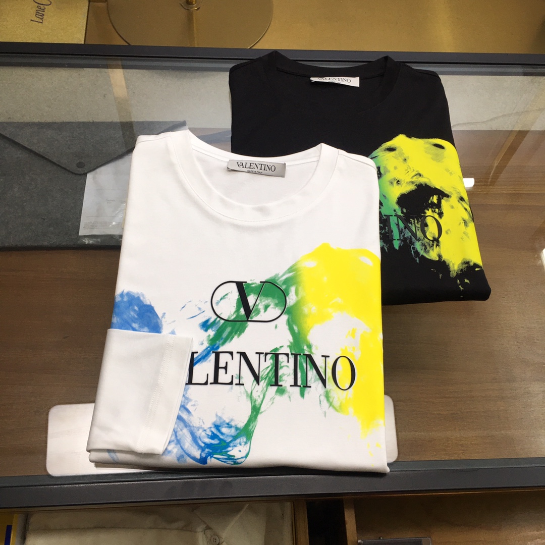 NO:727978,New product [VLTN...] 2026 season new counter product, casual long-sleeved T-shirt [base], product from top trading company, heavy-duty high-end products, Italian origin, perfect and first-class appearance!  A single product with a strong sense of craftsmanship and logo design, which brings fashion aesthetics to the extreme. It is quite artistic and made of customized imported high-grade mercerized cotton material!  The fabric is soft and comfortable!  The details are designed in place, the construction is very unique and clever, the whole body is clean and neat, the lines are simple and elegant. It can be worn alone or as a base layer!  Color: White Black Size: M-5XL [Please state your height and weight when placing an order], tees, t-shirt,19860909新品【VLTN...】 2026季专柜新品 休闲长袖T恤【打底】,顶级贸易公司货,重磅高端尖品,意大利原产 品相完美一流！工艺logo设计感超强的一款单品,将时装美学发挥到极致,相当有意境,定制进口高级丝光棉材质！面料柔软舒适！细节设计到位,非常别致巧妙的构建,通体干净利落,线条感简洁大方.单穿打底皆宜！ 颜色:白色 黑色 码数:M-5XL【下单请报身高体重】,,tees，t-shirt,,Men's clothing