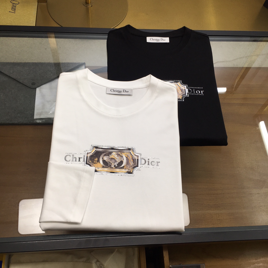 NO:727966,New product [Dio...] 2026 season new counter product, casual long-sleeved T-shirt [base], product from top trading company, heavy-duty high-end products, Italian origin, perfect and first-class product!  A single product with a strong sense of craftsmanship and logo design, which brings fashion aesthetics to the extreme. It is quite artistic and made of customized imported high-grade mercerized cotton material!  The fabric is soft and comfortable!  The details are designed in place, the construction is very unique and clever, the whole body is clean and neat, the lines are simple and elegant. It can be worn alone or as a base layer!  Color: White Black Size: M-5XL [Please state your height and weight when placing an order], dior, tees, t-shirt,19860909新品【Dio...】 2026季专柜新品 休闲长袖T恤【打底】,顶级贸易公司货,重磅高端尖品,意大利原产 品相完美一流！工艺logo设计感超强的一款单品,将时装美学发挥到极致,相当有意境,定制进口高级丝光棉材质！面料柔软舒适！细节设计到位,非常别致巧妙的构建,通体干净利落,线条感简洁大方.单穿打底皆宜！ 颜色:白色 黑色 码数:M-5XL【下单请报身高体重】,,dior,tees，t-shirt,,Men's clothing