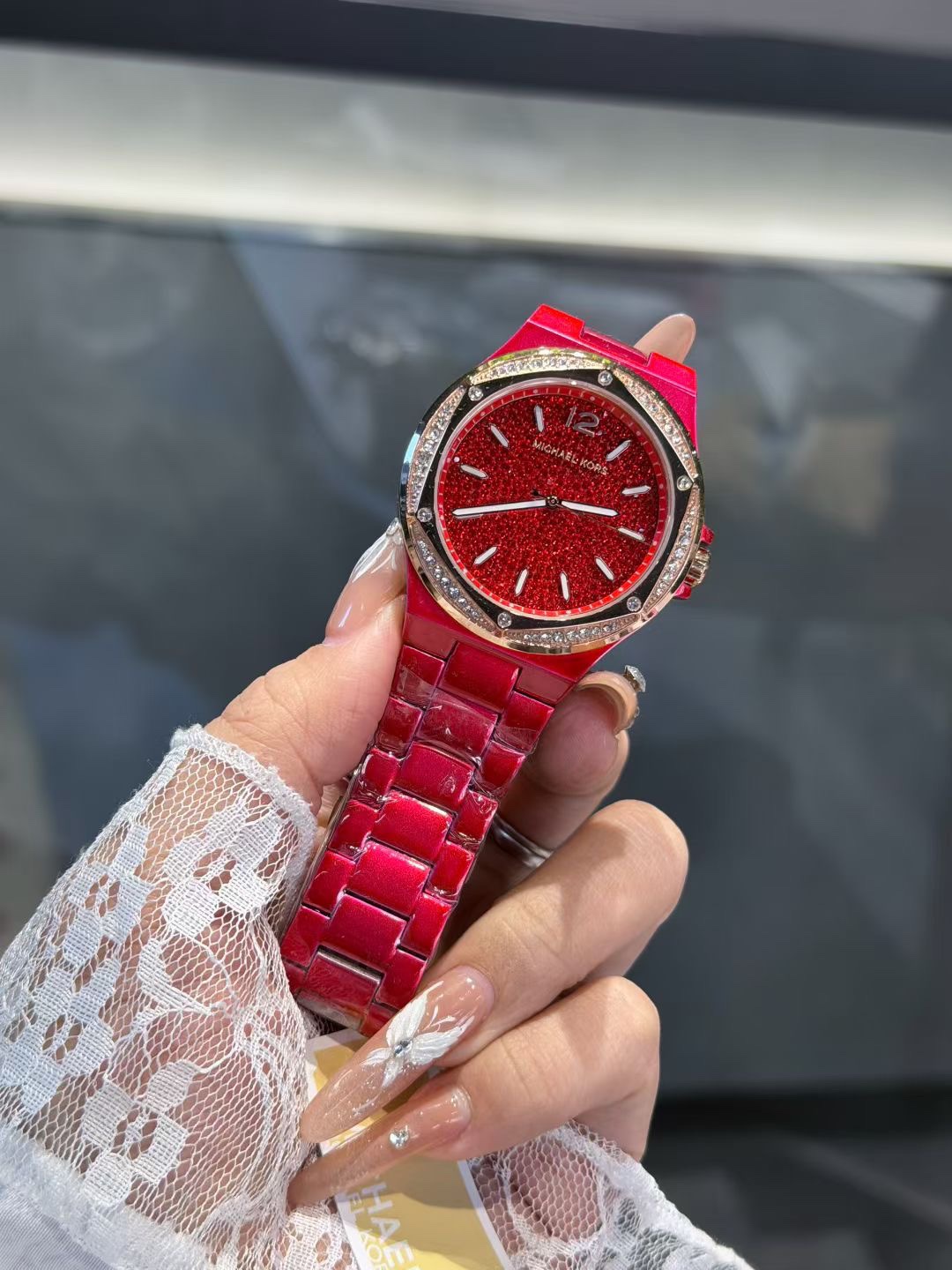 _ddD9sZ81VOTrzlXaN3CJ6mm3ELviLeBBteXo92w