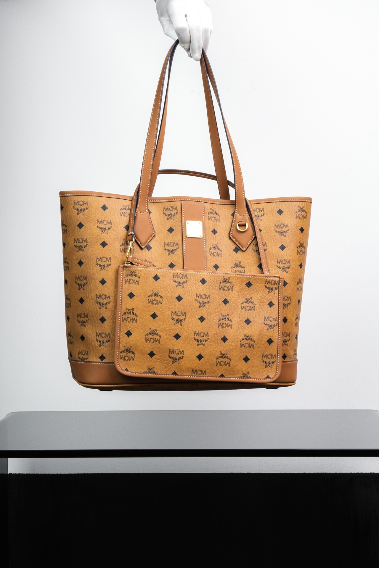 ®新款上线®𝙈𝘾𝙈 𝙇𝙞𝙯 𝙈𝙚𝙙𝙞𝙪𝙢干邑色中号#购物袋·CP独家出品｜干邑色新Liz，新面貌。这款L