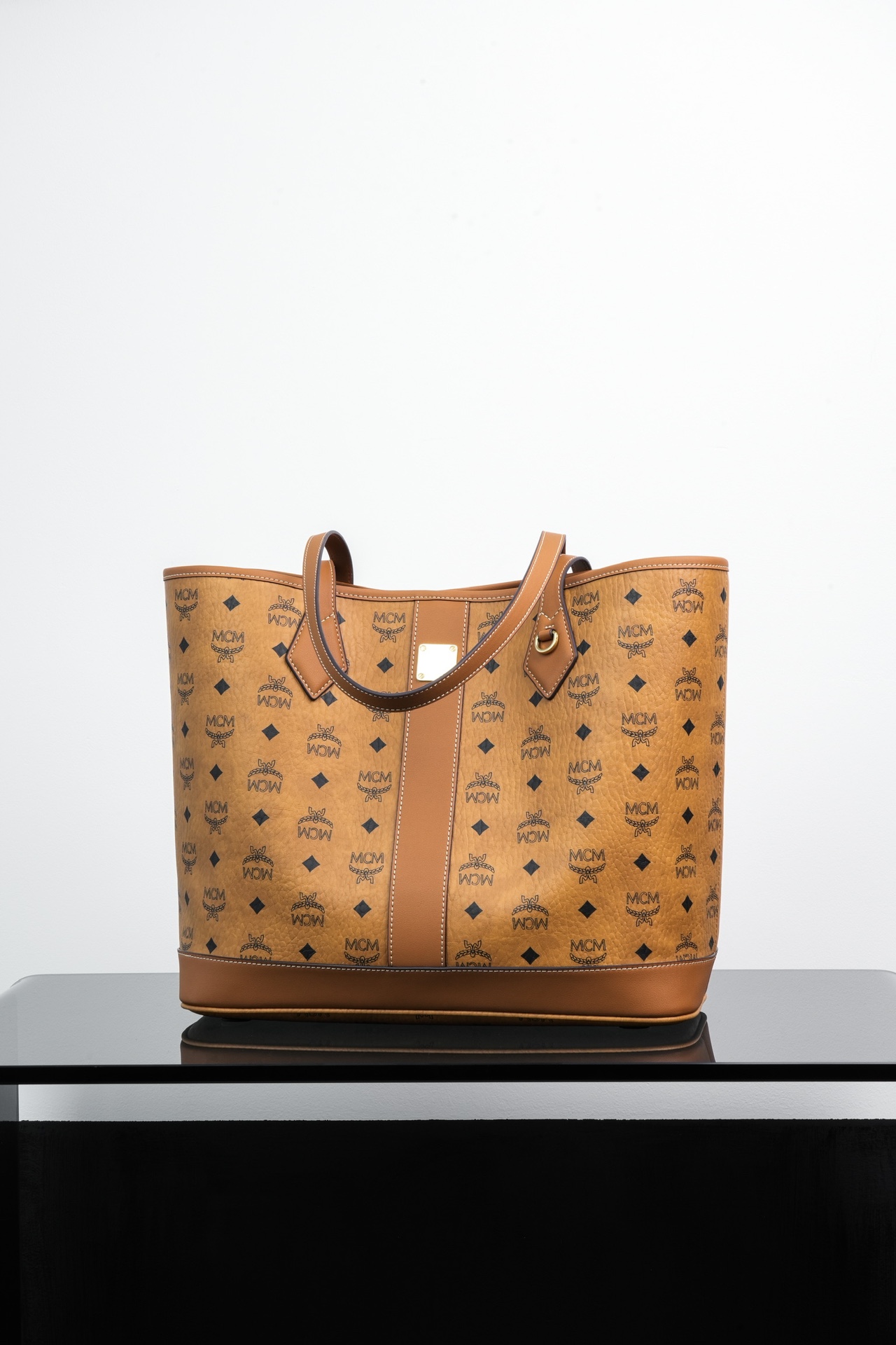 ®新款上线®𝙈𝘾𝙈 𝙇𝙞𝙯 𝙈𝙚𝙙𝙞𝙪𝙢干邑色中号#购物袋·CP独家出品｜干邑色新Liz，新面貌。这款L