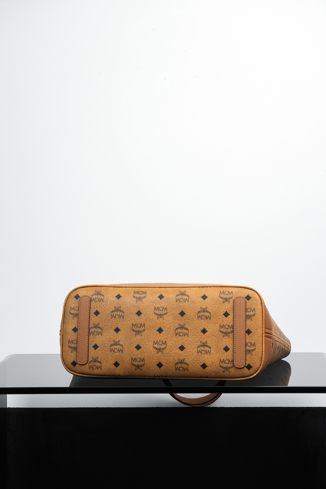 ®新款上线®𝙈𝘾𝙈 𝙇𝙞𝙯 𝙈𝙚𝙙𝙞𝙪𝙢干邑色中号#购物袋·CP独家出品｜干邑色新Liz，新面貌。这款L