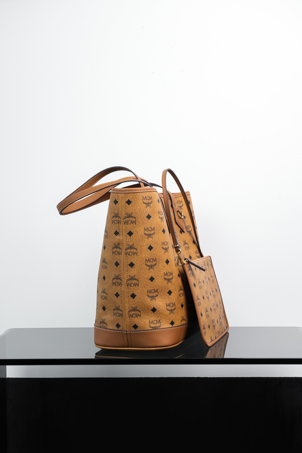 ®新款上线®𝙈𝘾𝙈 𝙇𝙞𝙯 𝙈𝙚𝙙𝙞𝙪𝙢干邑色中号#购物袋·CP独家出品｜干邑色新Liz，新面貌。这款L