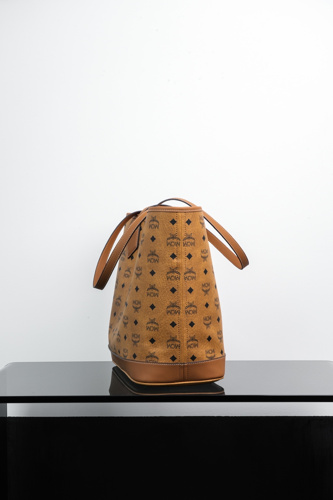 ®新款上线®𝙈𝘾𝙈 𝙇𝙞𝙯 𝙈𝙚𝙙𝙞𝙪𝙢干邑色中号#购物袋·CP独家出品｜干邑色新Liz，新面貌。这款L