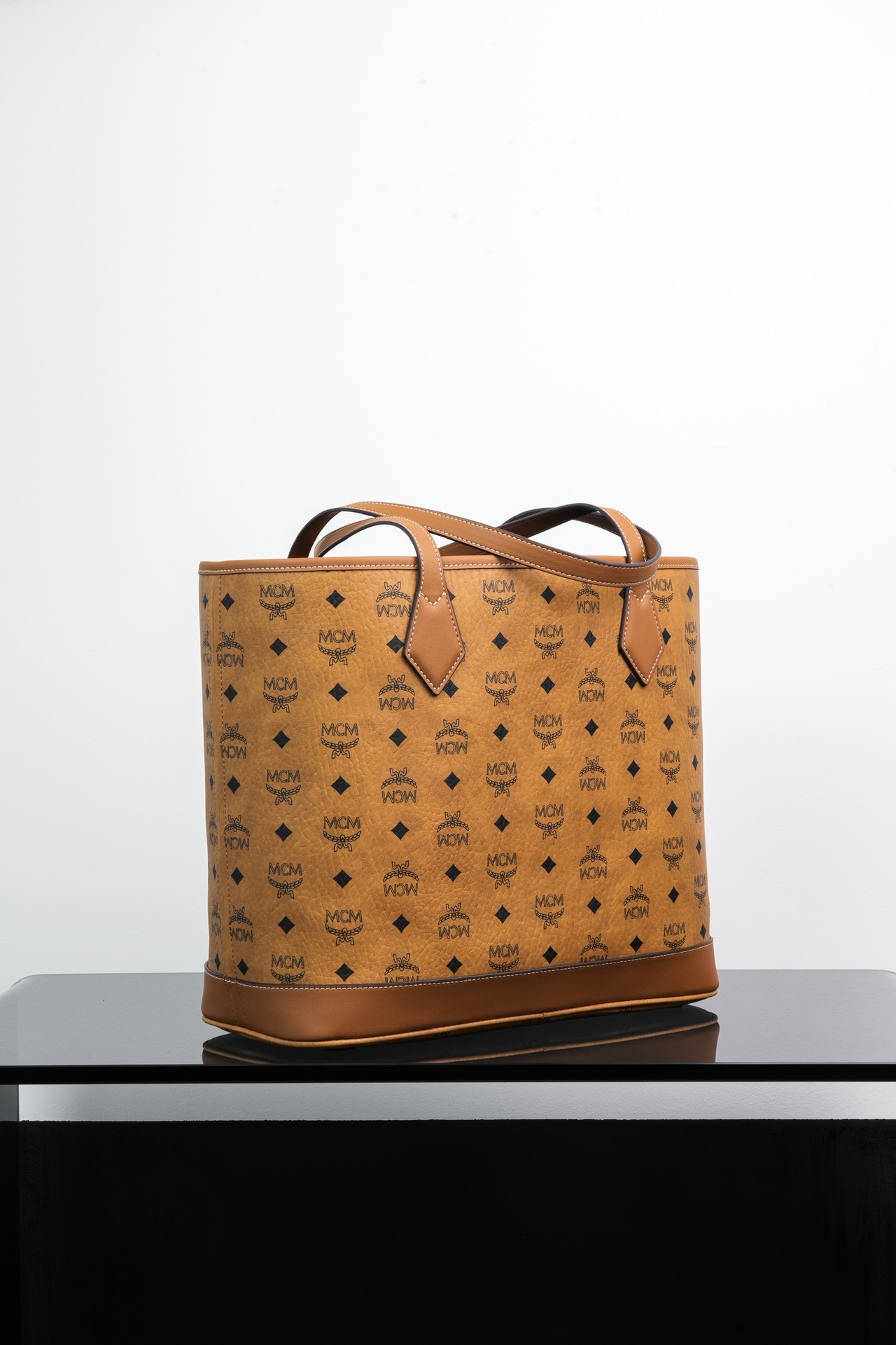 ®新款上线®𝙈𝘾𝙈 𝙇𝙞𝙯 𝙈𝙚𝙙𝙞𝙪𝙢干邑色中号#购物袋·CP独家出品｜干邑色新Liz，新面貌。这款L