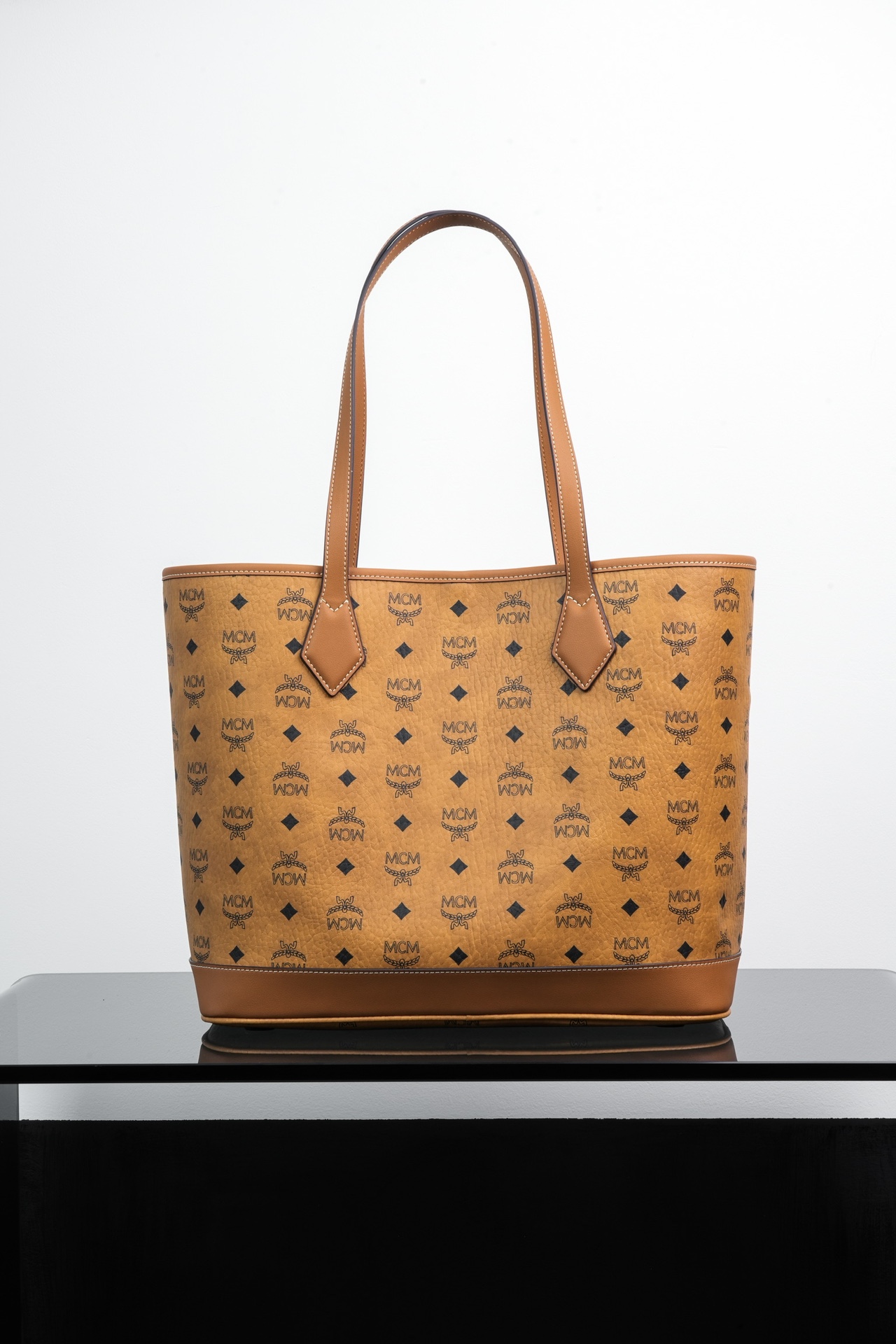 ®新款上线®𝙈𝘾𝙈 𝙇𝙞𝙯 𝙈𝙚𝙙𝙞𝙪𝙢干邑色中号#购物袋·CP独家出品｜干邑色新Liz，新面貌。这款L