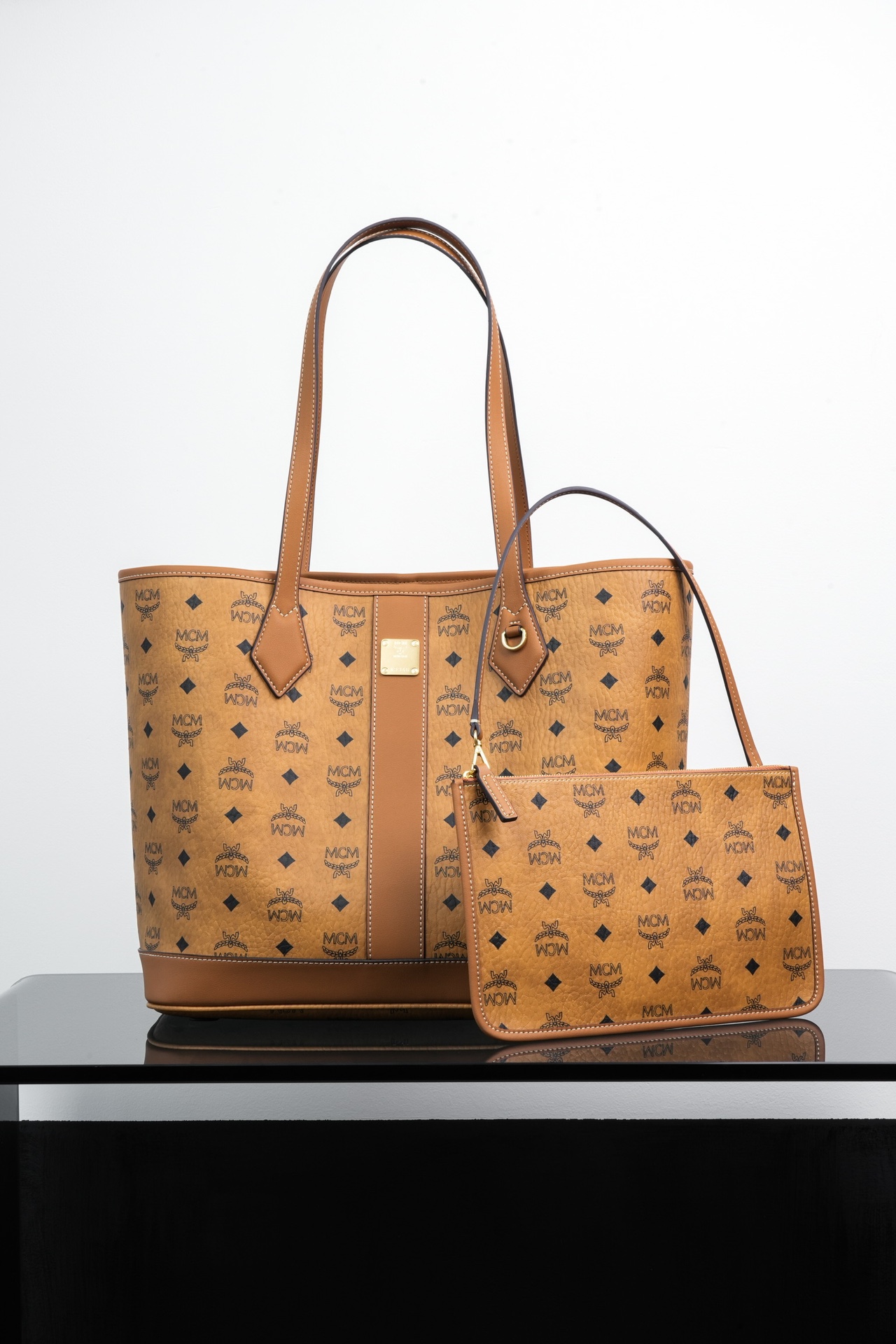 ®新款上线®𝙈𝘾𝙈 𝙇𝙞𝙯 𝙈𝙚𝙙𝙞𝙪𝙢干邑色中号#购物袋·CP独家出品｜干邑色新Liz，新面貌。这款L