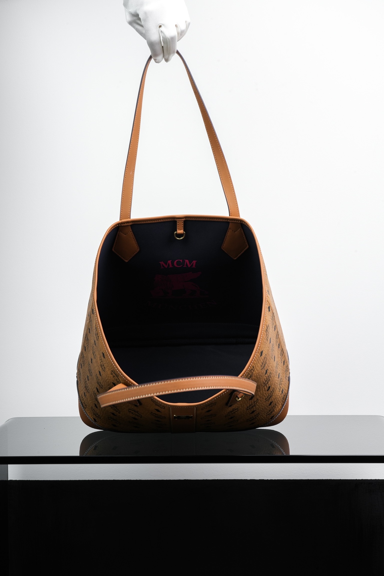 ®新款上线®𝙈𝘾𝙈 𝙇𝙞𝙯 𝙈𝙚𝙙𝙞𝙪𝙢干邑色中号#购物袋·CP独家出品｜干邑色新Liz，新面貌。这款L