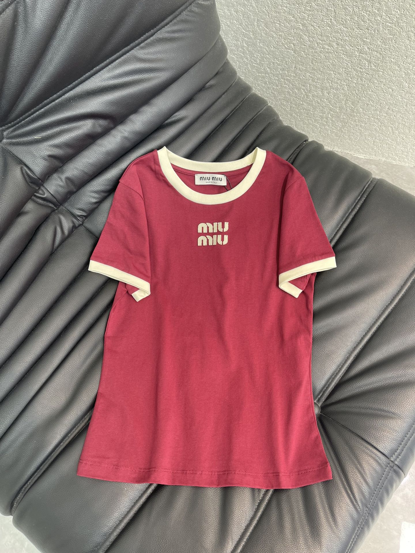 NO:730554,Miu Mi*26 new burgundy color with white border letter patch embroidered short-sleeved T-shirt, retro burgundy with white round neck and cuffs, simple and recognizable. Brand logo on the chest, perfect details! High-quality cotton fabric, soft and breathable, super comfortable to wear in spring and summer ~ loose fit, can be worn alone or layered, can be easily managed for commuting or vacation, paired with light-colored or same-color bottoms, fashionable and light. SML  A,,miumiu,T-shirt,tees,t-shirt,19860909Miu Mi*26新品酒红色拼白边字母贴布绣短袖T恤,复古酒红配白色圆领和袖口,简约又有辨识度.胸前品牌Logo,细节满分!高品质棉质面料,柔软透气,春夏穿超舒服~宽松版型,单穿或内搭都 OK,通勤,度假都能轻松驾驭,搭配浅色或同色系下装,时髦感轻.SML A,,miumiu,T-shirt,tees，t-shirt,,Women's clothing