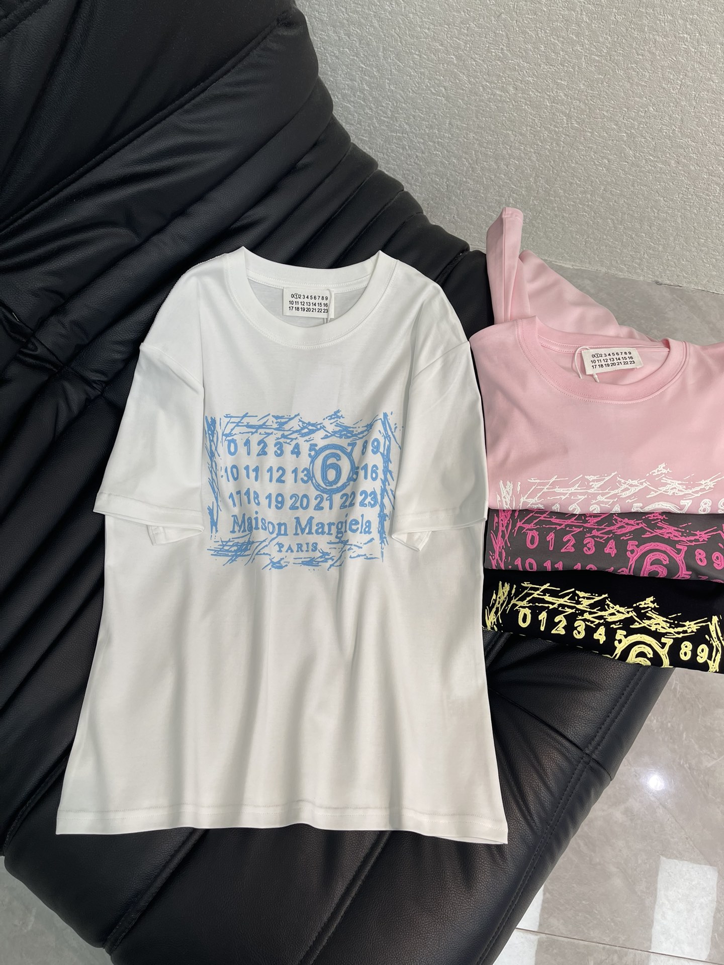 NO:730512,MM6* Majila 26 new spring and summer painted letter round neck short-sleeved T-shirt is a must-have T-shirt for everyone in summer. It is full of summer youthful vitality, it is really hard not to love it!  The entire upper body is full of playfulness for a younger girl!  Beautiful and comfortable at the same time!  It’s nice to mix and match casually!  Spot SML A,, masion margiela, masion margiela, T-shirt, tees, t-shirt,19860909MM6*马吉拉26春夏新款彩绘字母圆领短袖T恤夏天人手必入的T恤.满满的夏日青春活力,真的狠难不爱啊！一整个上身就是减龄少女俏皮感十足！颜值与舒适兼具！随意搭配就很nice！现货SML A,,masion margiela,masion margiela,T-shirt,tees，t-shirt,,Women's clothing